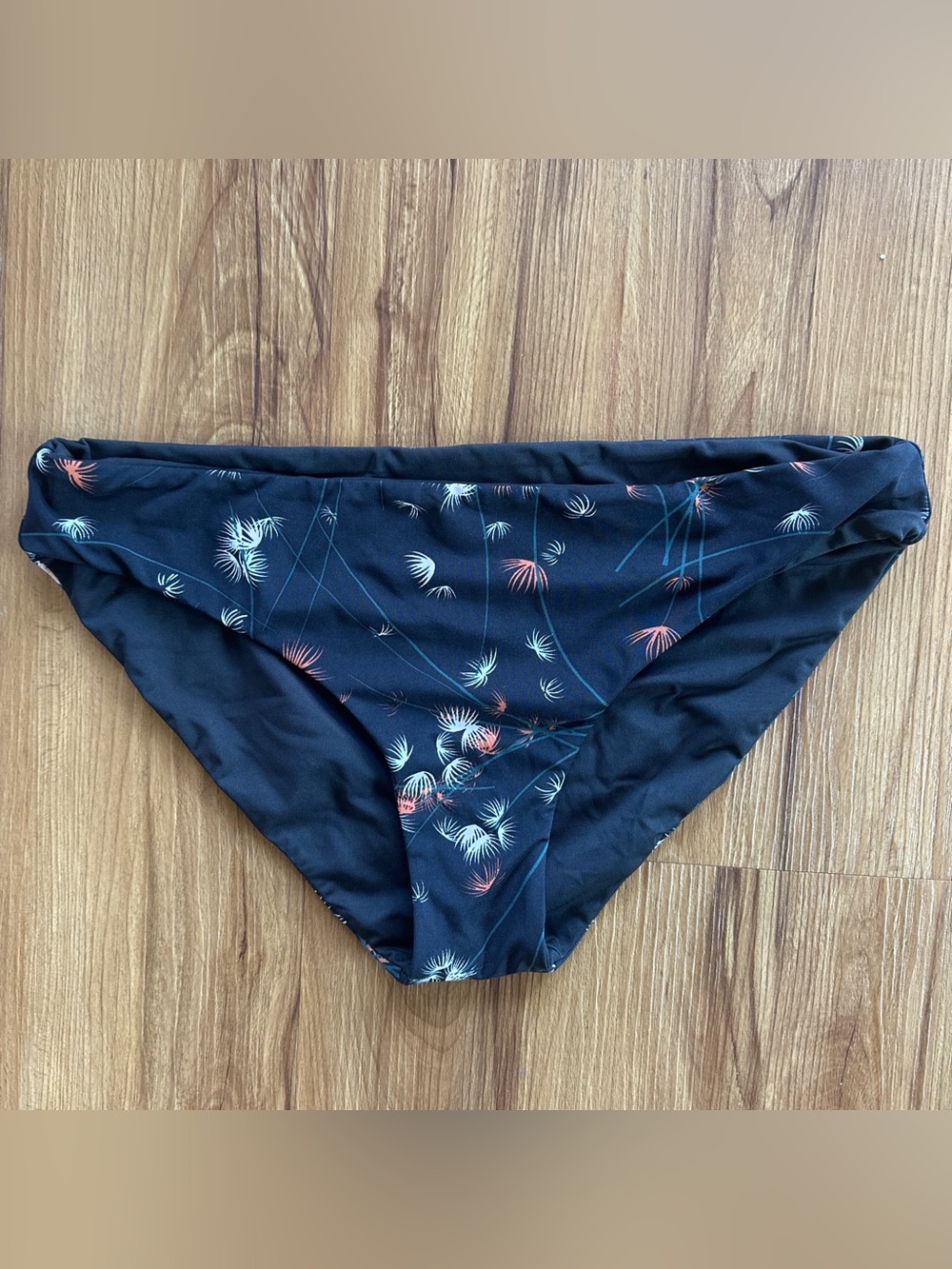 CARVE DESIGNS - Reversible Swim Bottoms - size Medium
